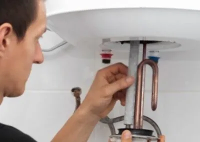 Técnico reparando termo